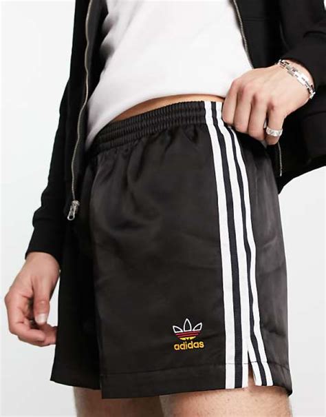 waarom heeft adidas drie strepen